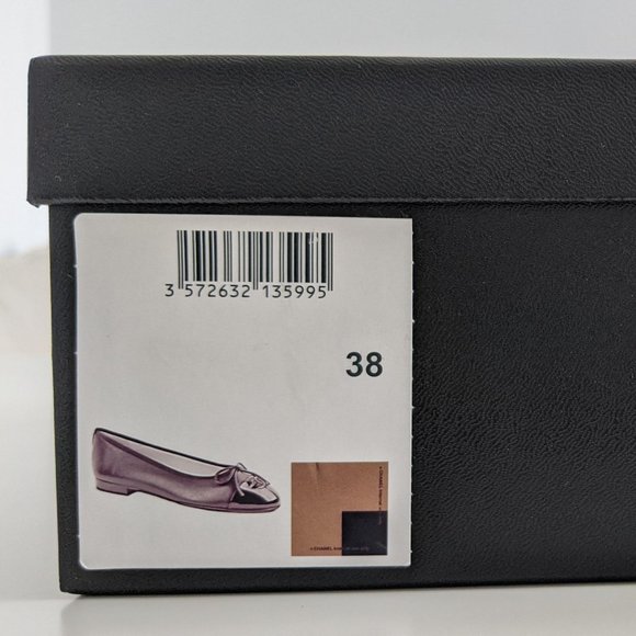 CHANEL Ballerinas in leather - Picture 1 of 12